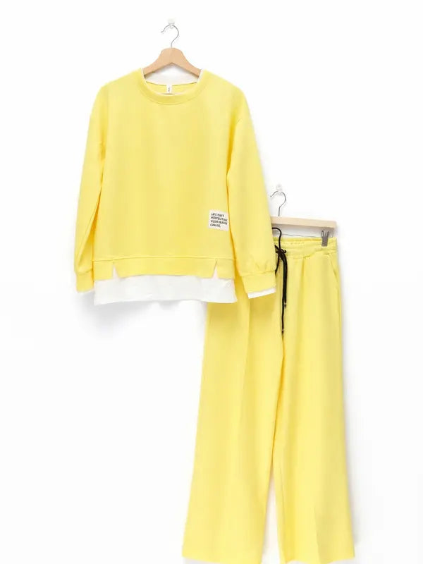 Survêtement pour femme : sweat à capuche et pantalon de survêtement, tenue décontractée, coupe droite simple.