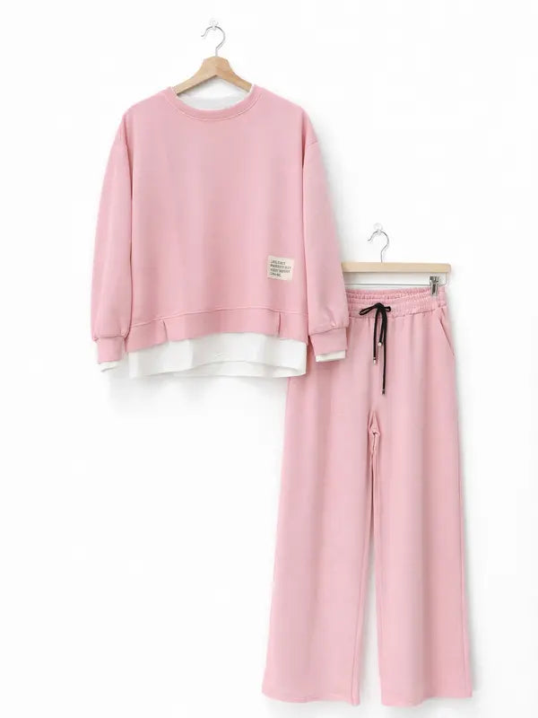 Survêtement pour femme : sweat à capuche et pantalon de survêtement, tenue décontractée, coupe droite simple.