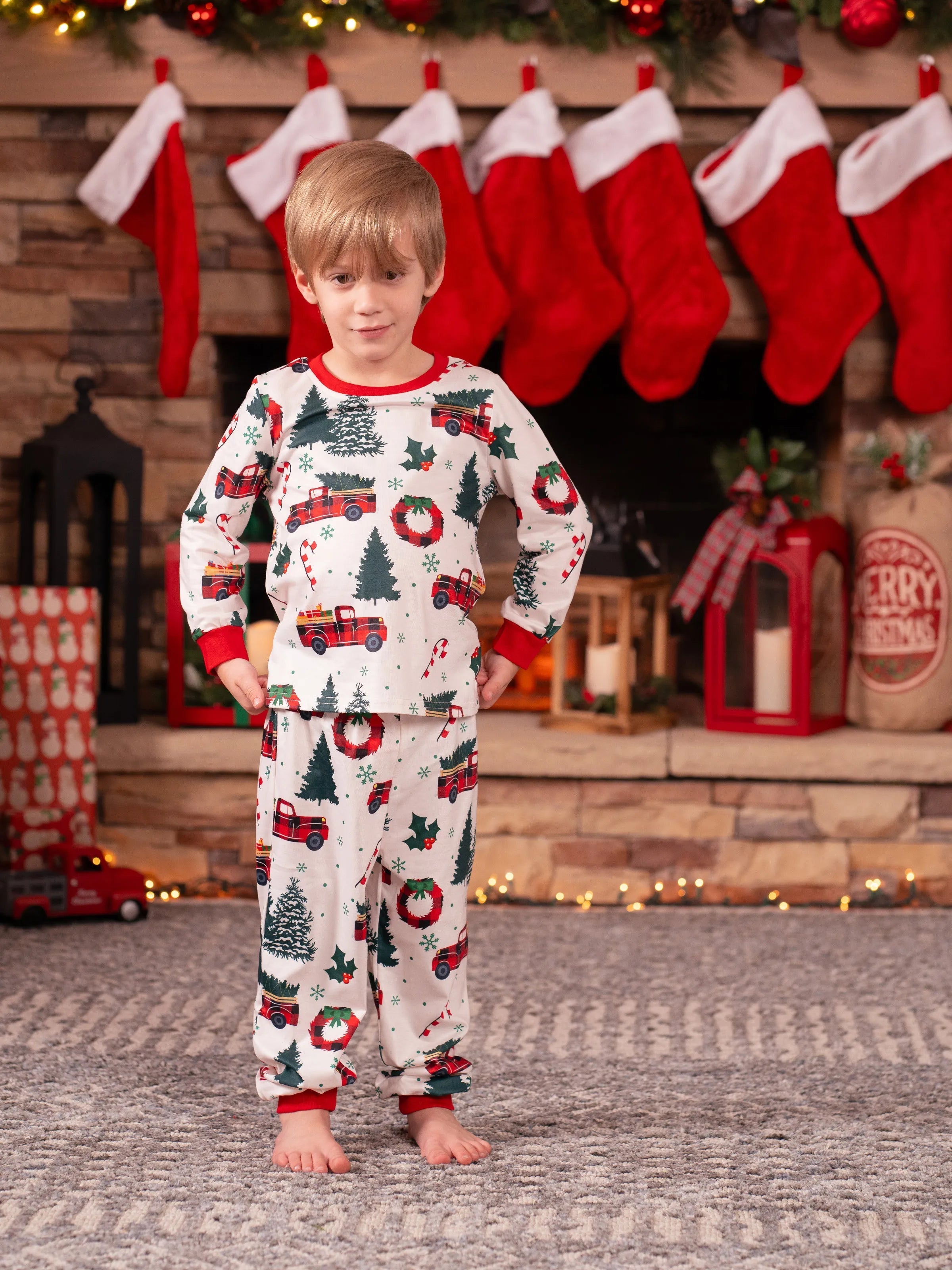 Pyjamas à manches longues assortis pour toute la famille avec imprimé sapins et voitures de Noël, et chaussettes de Noël multicolores