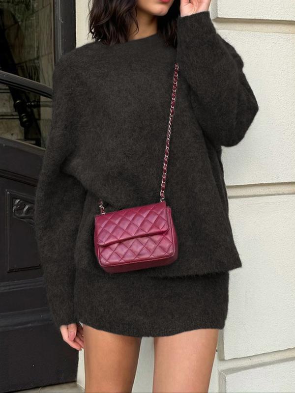 Ensemble deux pièces élégant et décontracté pour femme Automne-Hiver, avec haut et jupe en maille, parfait pour des sorties chic, prêt-à-porter féminin