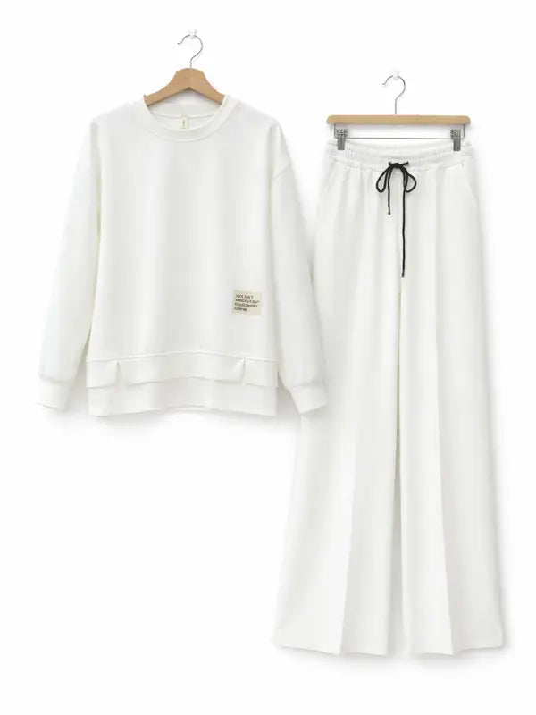 Survêtement pour femme : sweat à capuche et pantalon de survêtement, tenue décontractée, coupe droite simple.