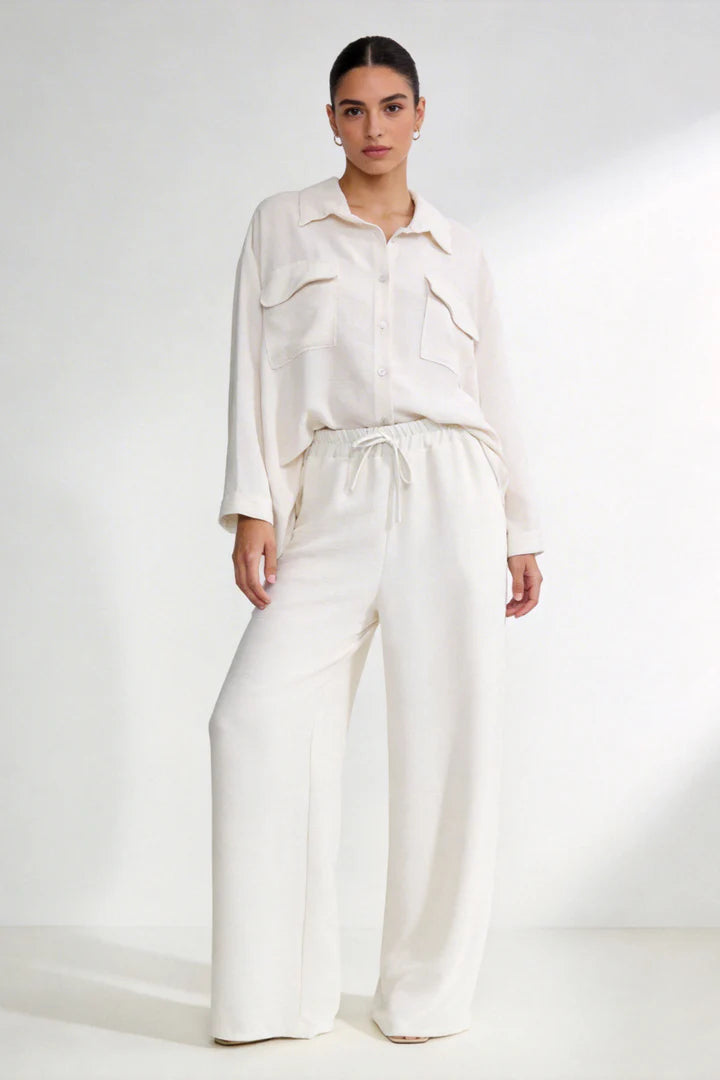 Ensemble deux-pièces : haut ample style chemise, pantalon ample, taille élastique.