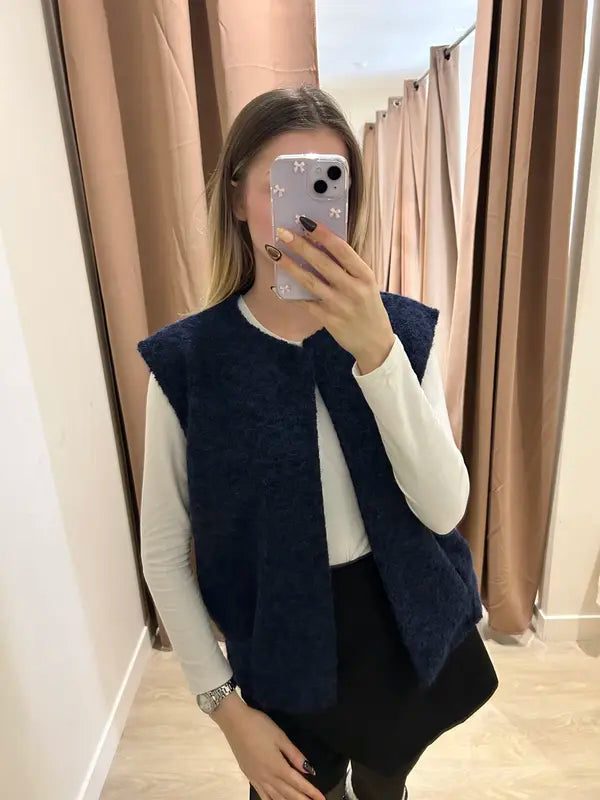 Gilet doux et sans manches pour un look chic et confortable.