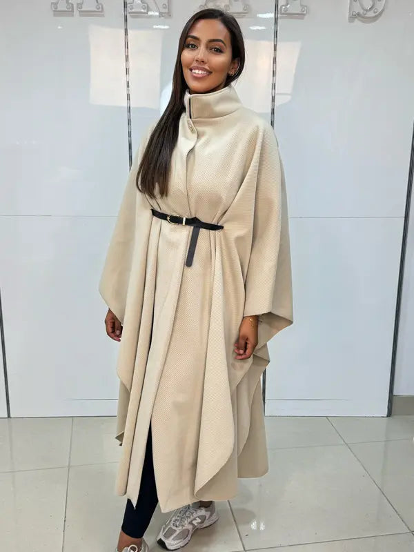Manteau long avec cape ceinturée