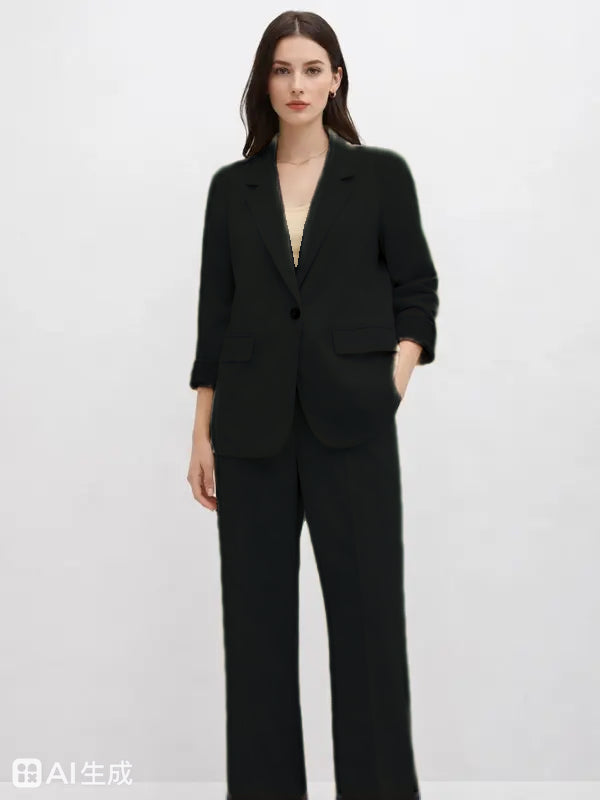Costume en suède — Doté d'une silhouette fluide et moderne.
