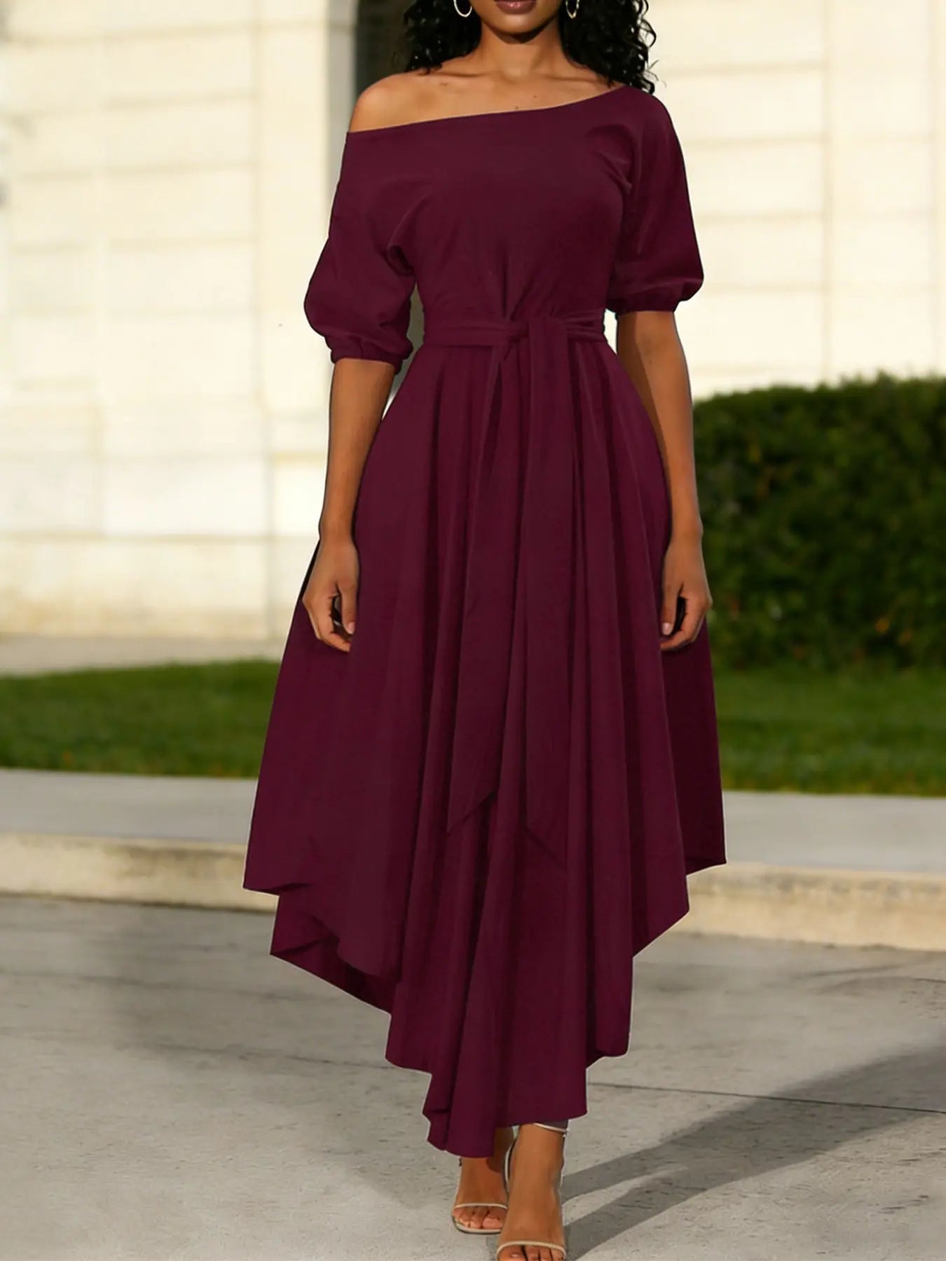 Robe fendue unie à col bateau et ceinture pour femme