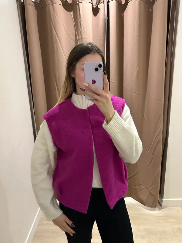 Gilet doux et sans manches pour un look chic et confortable.