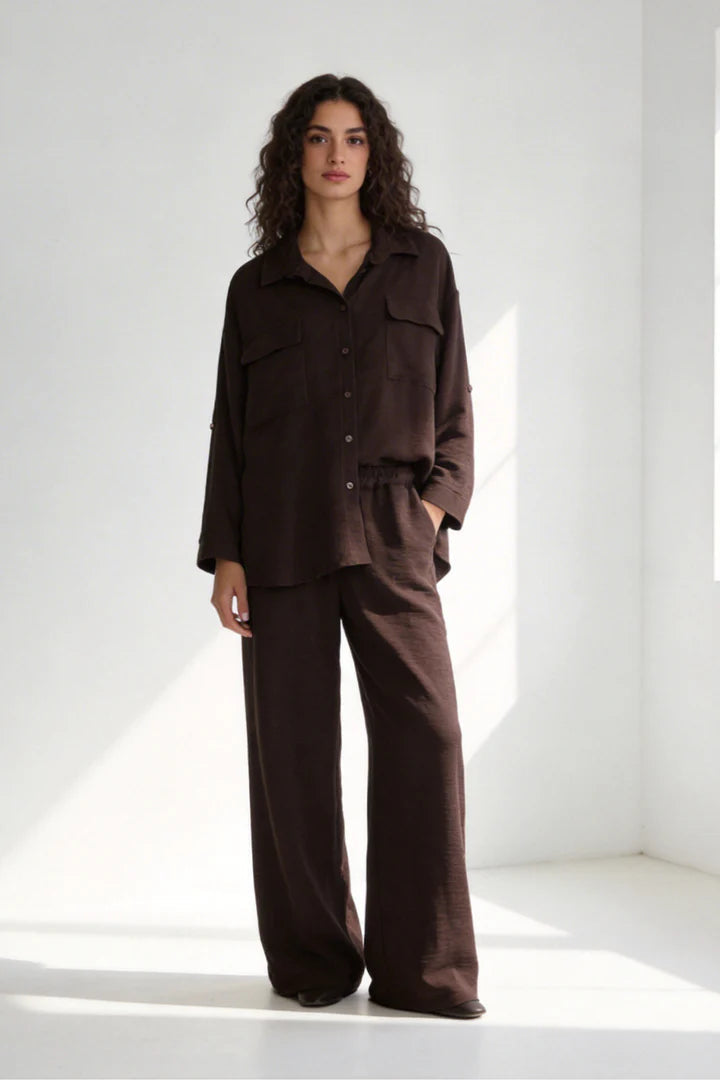 Ensemble deux-pièces : haut ample style chemise, pantalon ample, taille élastique.