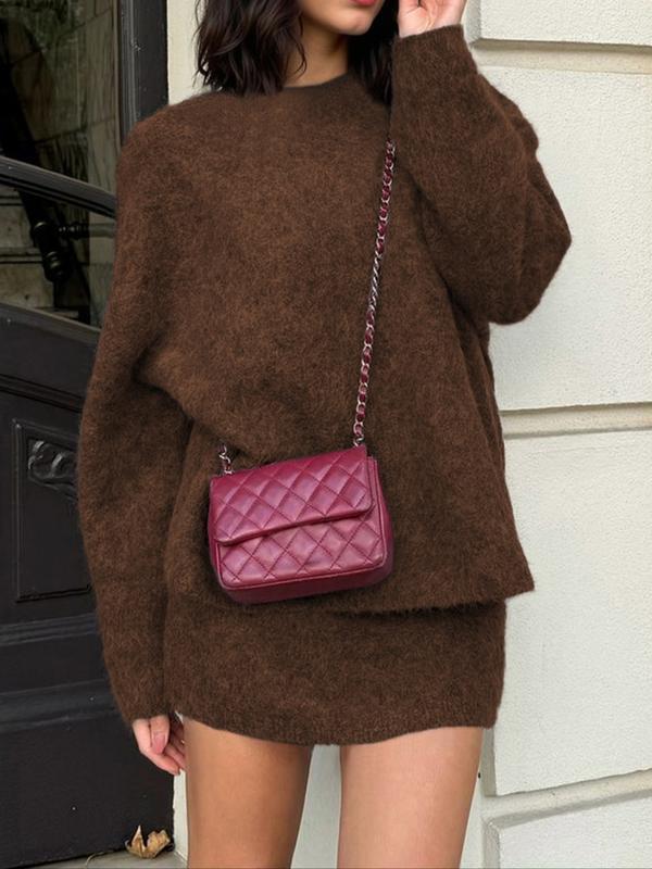 Ensemble deux pièces élégant et décontracté pour femme Automne-Hiver, avec haut et jupe en maille, parfait pour des sorties chic, prêt-à-porter féminin