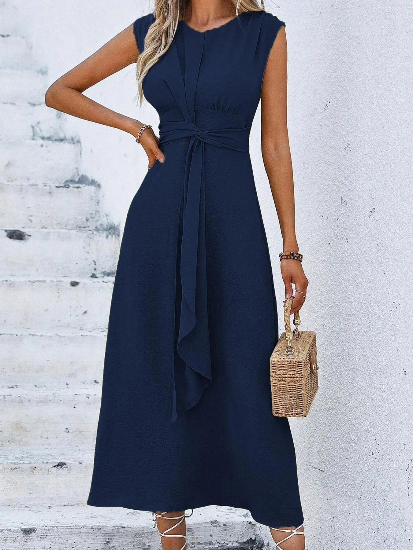 Robe simple sans manches à col rond pour femme, design amincissant à l'avant, taille cintrée trapèze, parfaite pour les trajets quotidiens décontractés