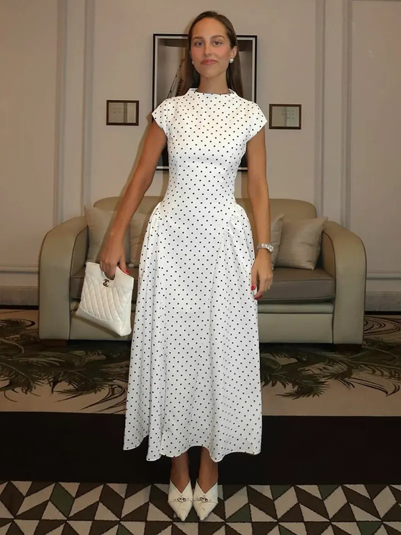 Robe longue sans manches évasée et cintrée