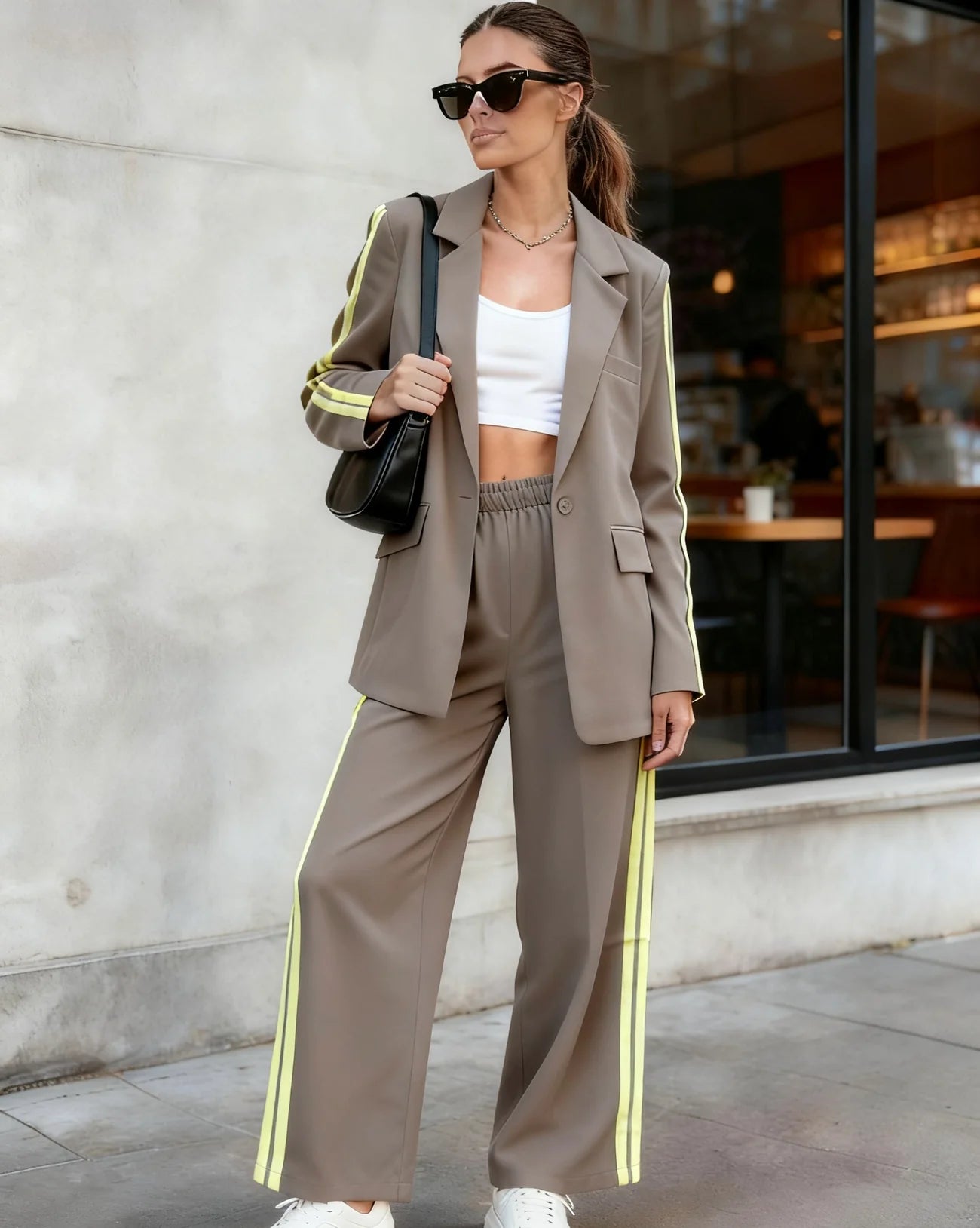 Ensemble blazer classique et pantalon enduit avec boutons sur le devant et double bande latérale — Idéal pour des looks professionnels ou décontractés