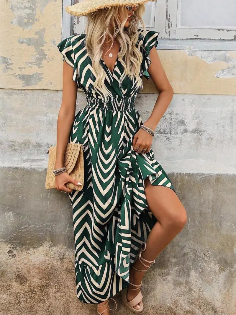 Robe longue fleurie décontractée col V, taille volantée, style bohème chic, manches courtes et ajustées, idéale pour les vacances printemps-été.