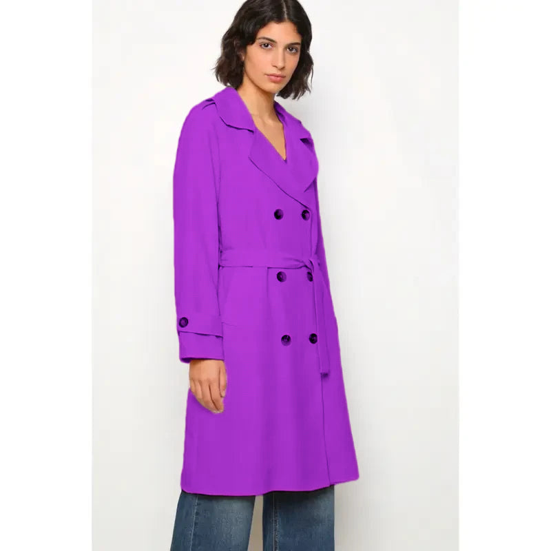 Trench-coat, doublé, à revers, croisé, avec ceinture, poches avant, vêtement féminin confortable, élégant et polyvalent, adapté à toutes les occasions, formelles ou décontractées, particulièrement adapté pour l'automne, l'hiver et le printemps.