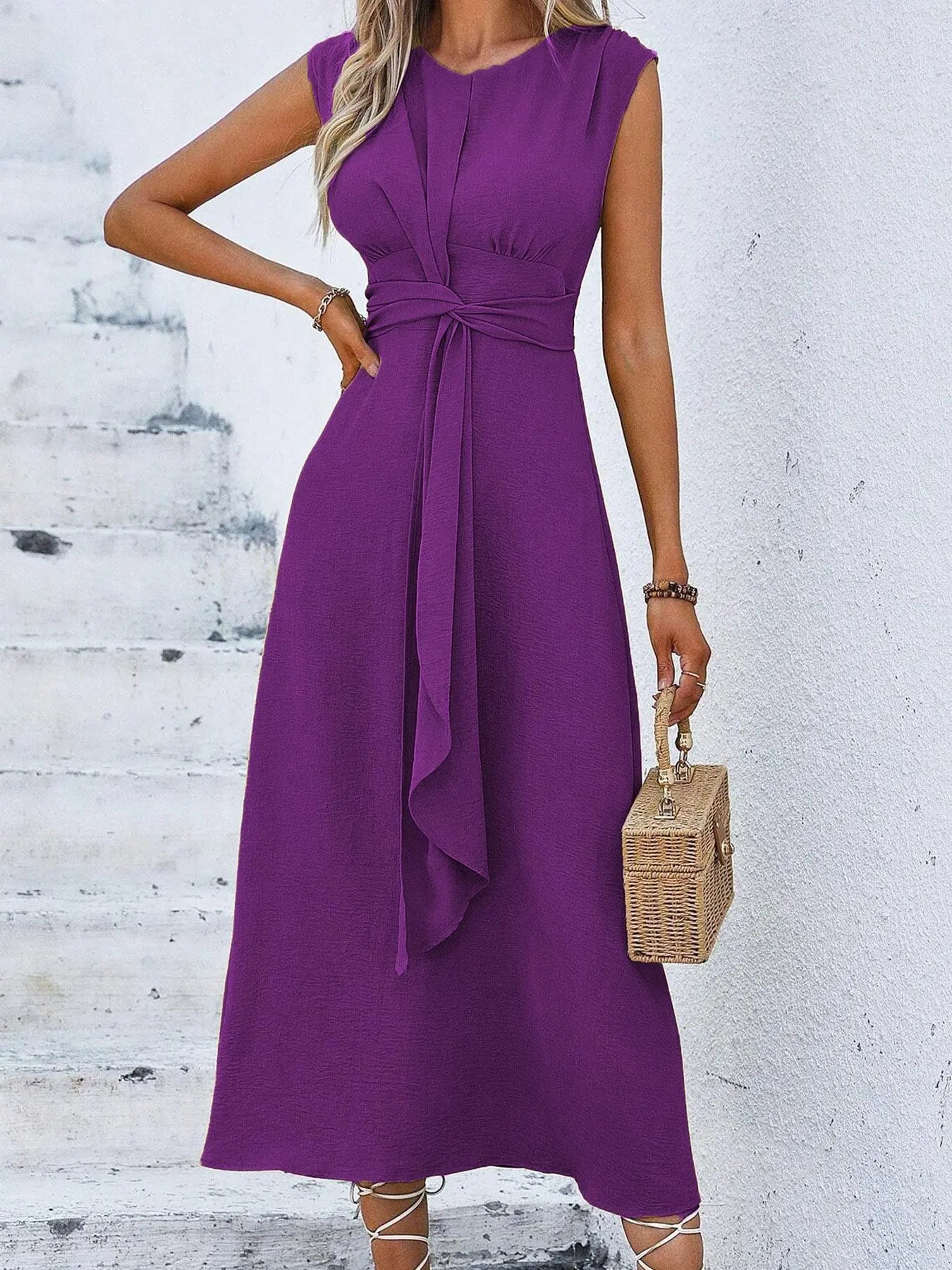 Robe simple sans manches à col rond pour femme, design amincissant à l'avant, taille cintrée trapèze, parfaite pour les trajets quotidiens décontractés