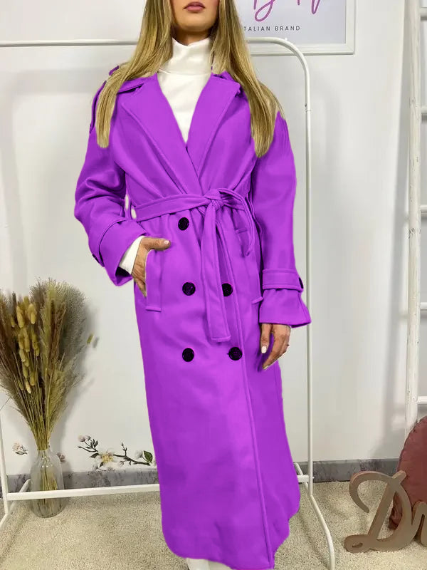 Ce manteau croisé présente une fermeture boutonnée, une ceinture intégrée et des poches pratiques, alliant élégance raffinée et praticité polyvalente.