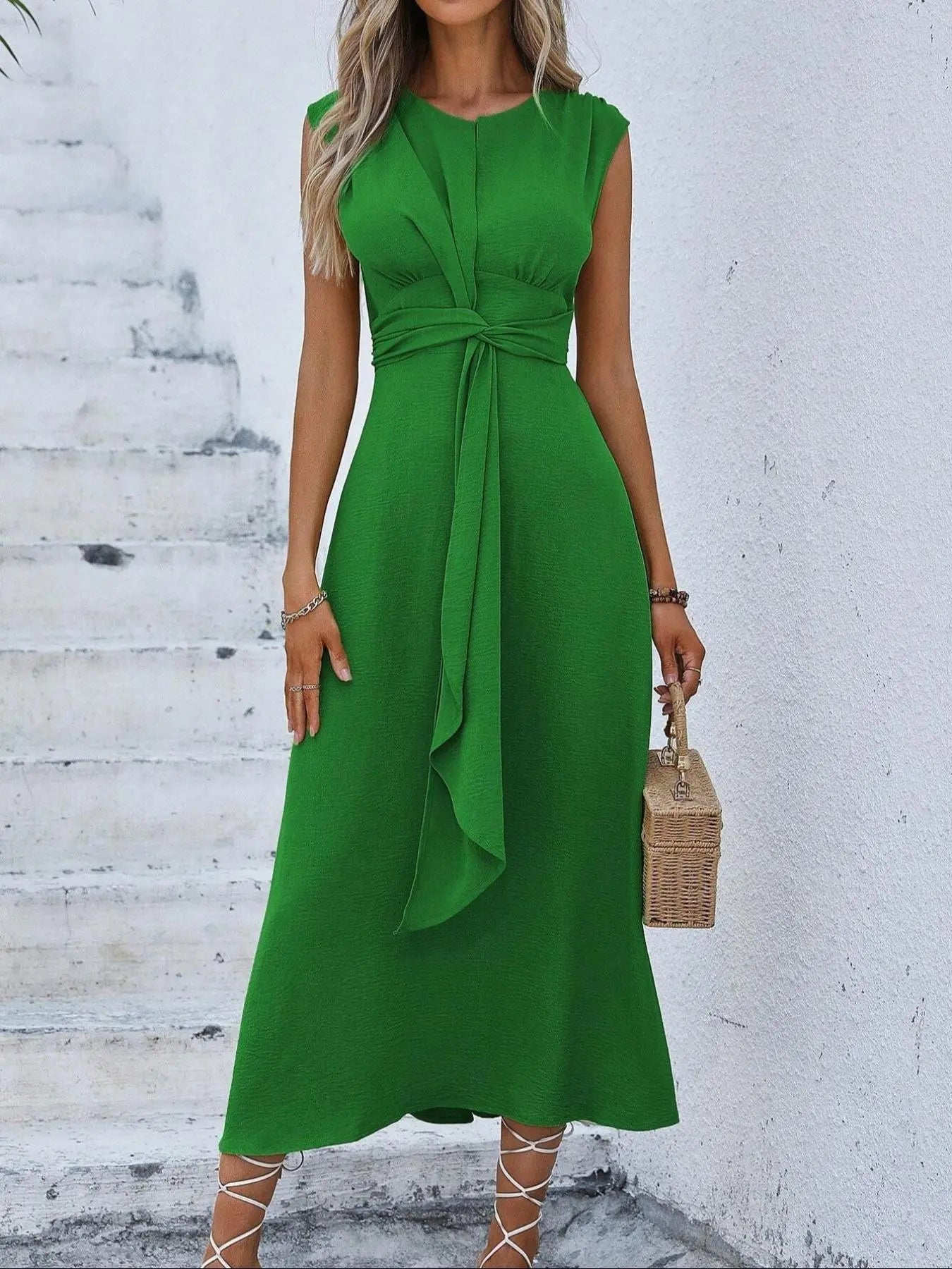 Robe simple sans manches à col rond pour femme, design amincissant à l'avant, taille cintrée trapèze, parfaite pour les trajets quotidiens décontractés