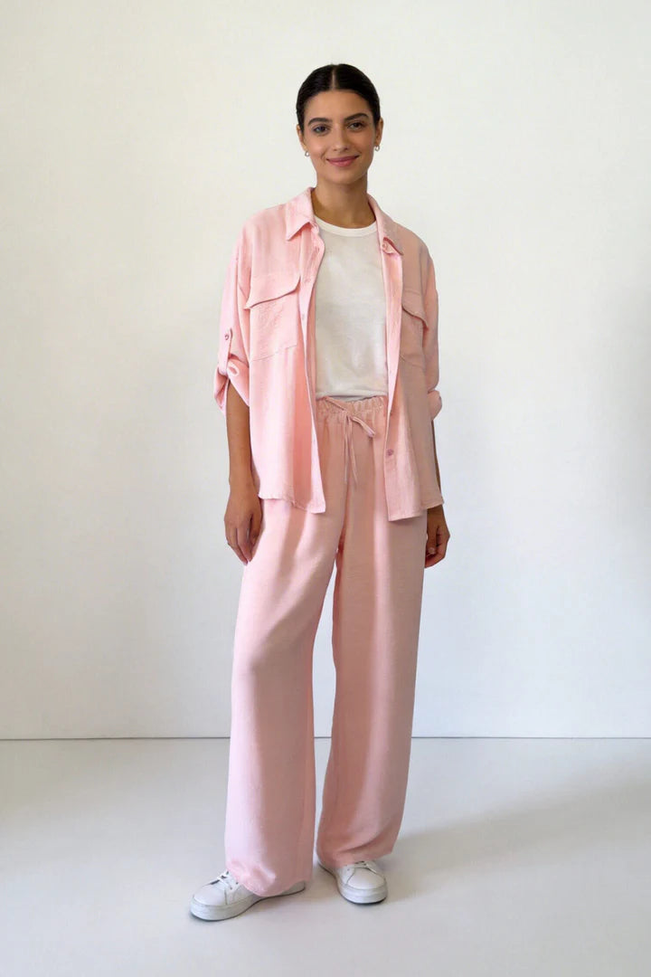 Ensemble deux-pièces : haut ample style chemise, pantalon ample, taille élastique.