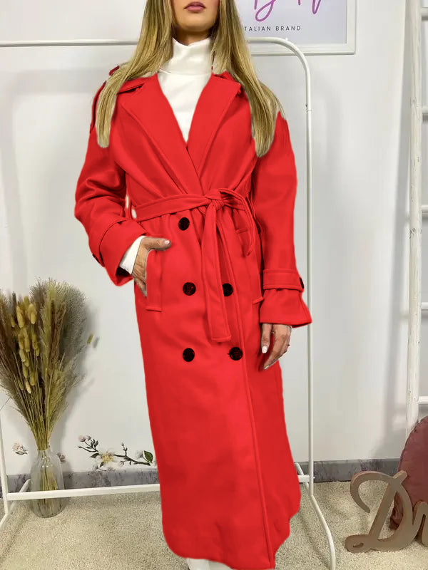 Ce manteau croisé présente une fermeture boutonnée, une ceinture intégrée et des poches pratiques, alliant élégance raffinée et praticité polyvalente.