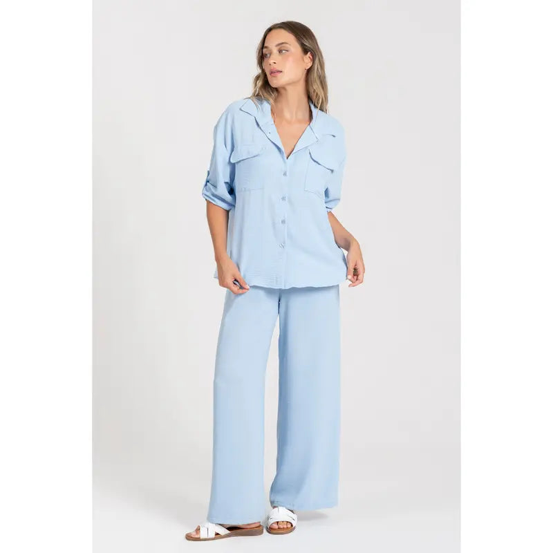 Ensemble deux-pièces : haut ample style chemise, pantalon ample, taille élastique.