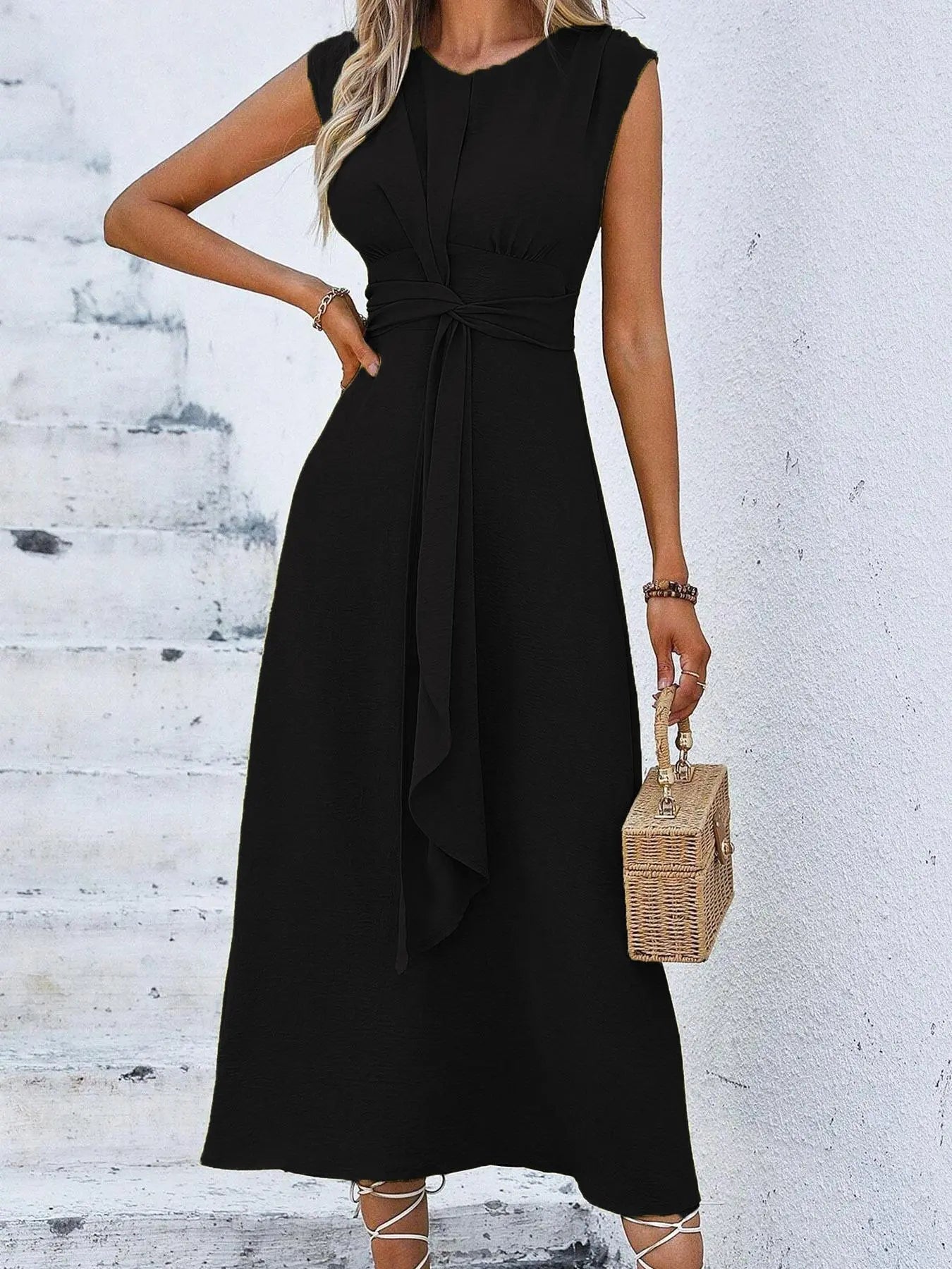 Robe simple sans manches à col rond pour femme, design amincissant à l'avant, taille cintrée trapèze, parfaite pour les trajets quotidiens décontractés