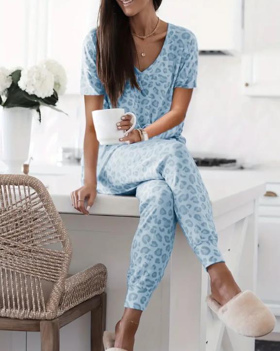 Ensemble de loungewear léopard à col en V pour femme. Cet ensemble deux pièces à la coupe décontractée comprend un haut à manches courtes et un pantalon pour un confort chic et décontracté sans effort.