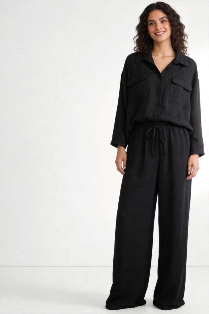 Ensemble deux-pièces : haut ample style chemise, pantalon ample, taille élastique.