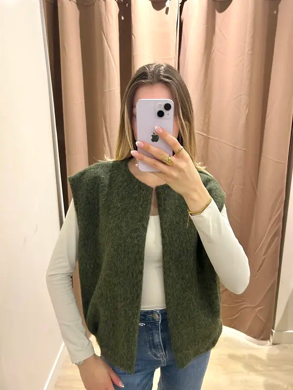 Gilet doux et sans manches pour un look chic et confortable.