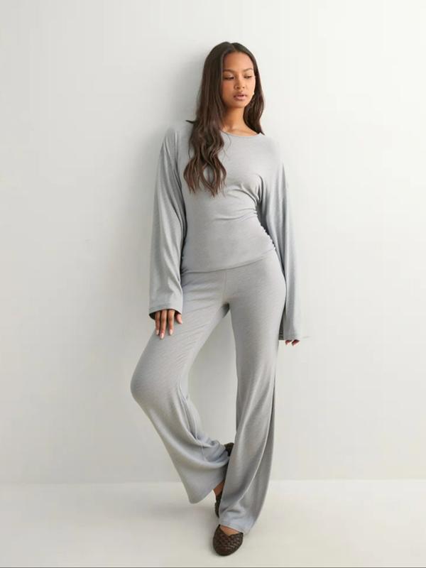 Ensemble décontracté pour femme : Haut à manches longues évasées et col rond, et pantalon droit à taille élastique, idéal pour le quotidien.