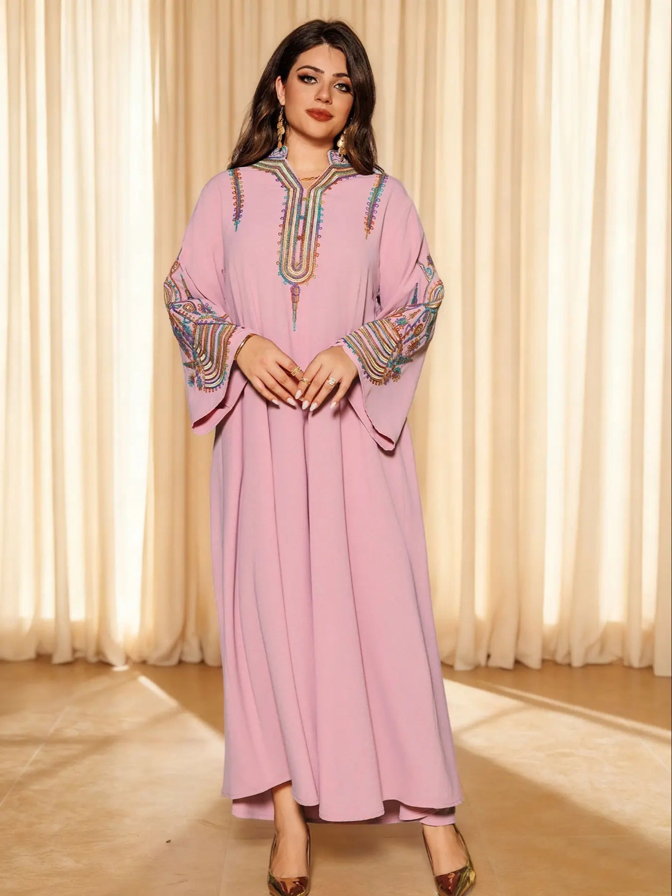Longue robe musulmane élégante pour femme avec broderie colorée, parfaite pour toutes les saisons, vêtement stylé et confortable, robes pour femmes musulmanes