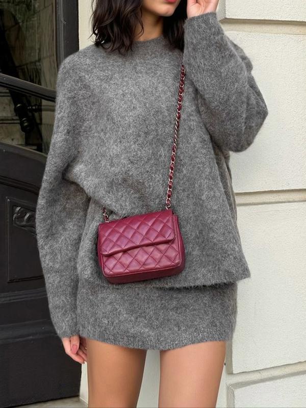 Ensemble deux pièces élégant et décontracté pour femme Automne-Hiver, avec haut et jupe en maille, parfait pour des sorties chic, prêt-à-porter féminin