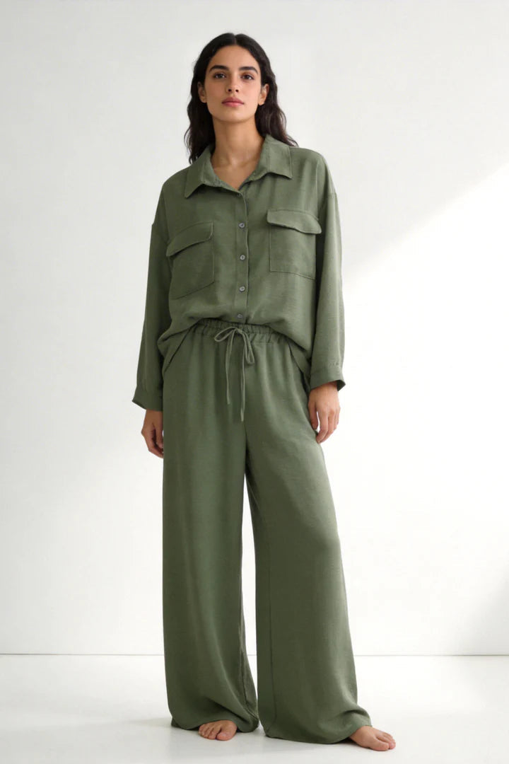 Ensemble deux-pièces : haut ample style chemise, pantalon ample, taille élastique.