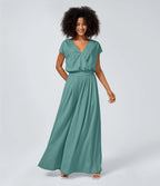 Casual jumpsuit with V-neck, wide legs, pleated, short sleeves, and flowy waffle pattern.