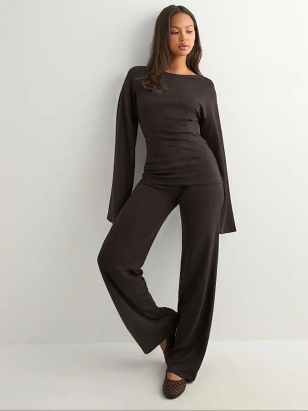 Ensemble décontracté pour femme : Haut à manches longues évasées et col rond, et pantalon droit à taille élastique, idéal pour le quotidien.