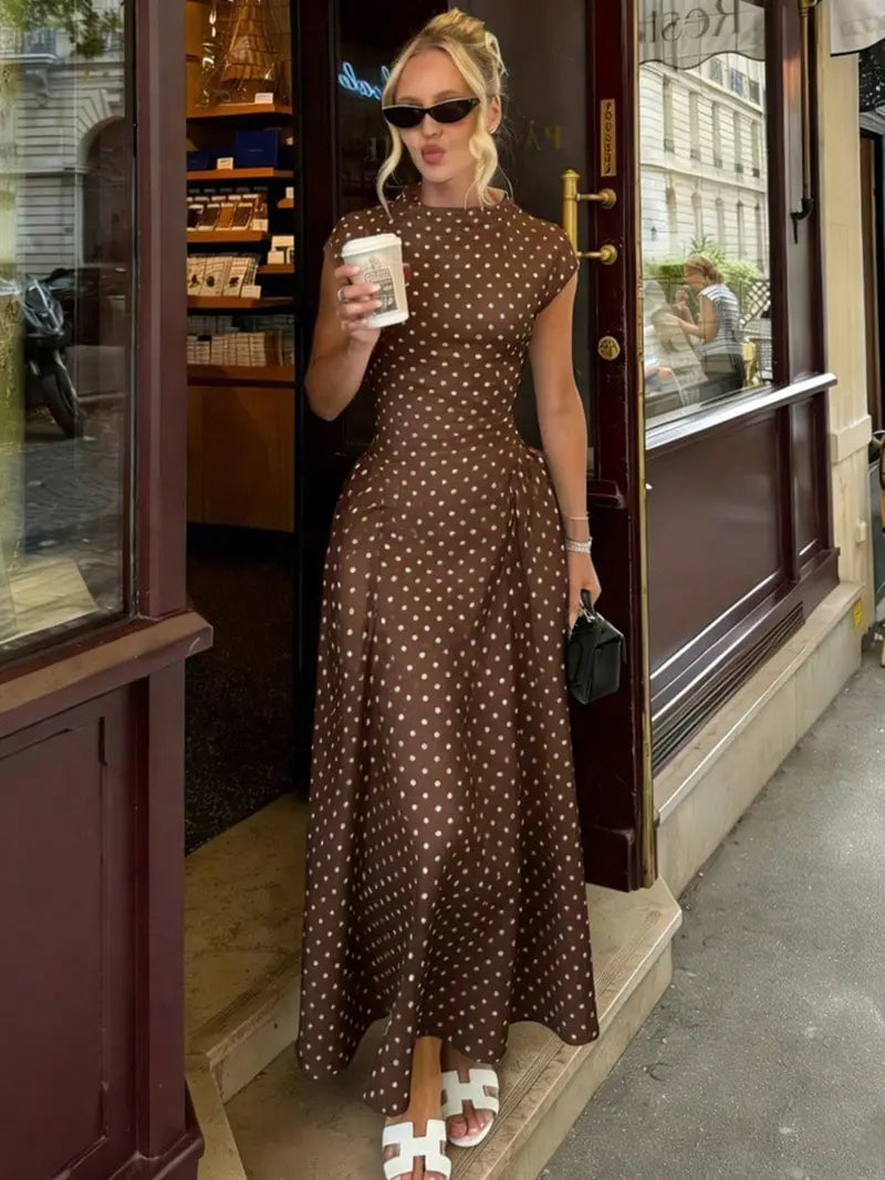 Robe longue sans manches évasée et cintrée