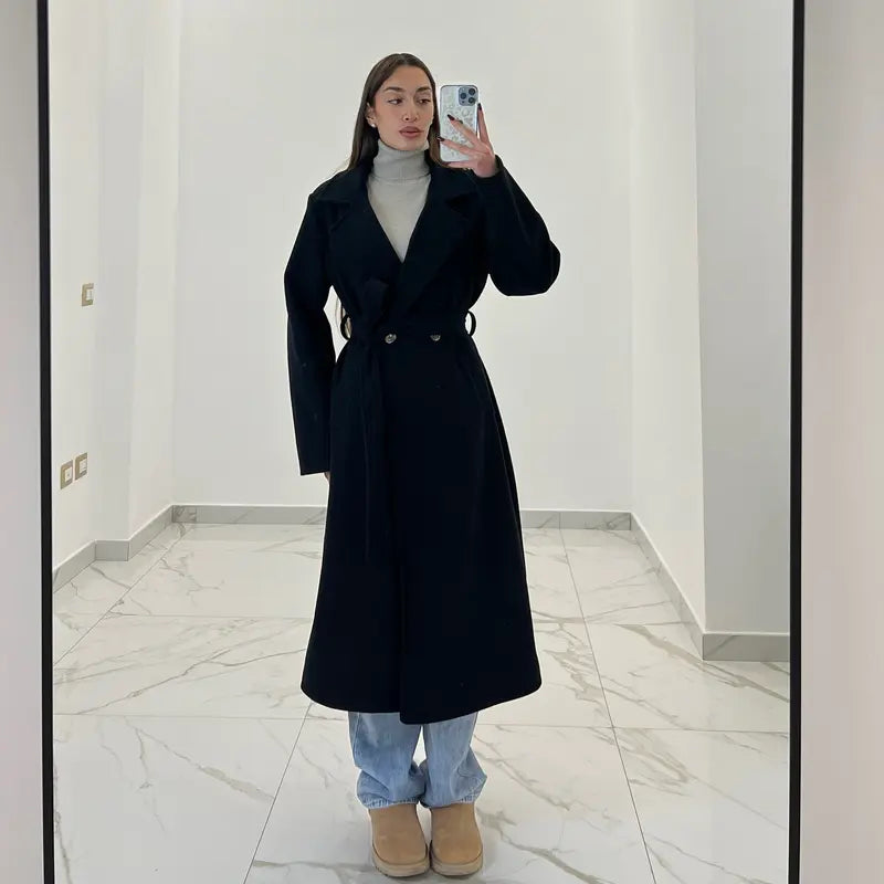 Manteau avec une ceinture à la taille