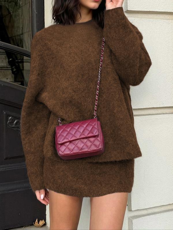 Ensemble deux pièces élégant et décontracté pour femme Automne-Hiver, avec haut et jupe en maille, parfait pour des sorties chic, prêt-à-porter féminin