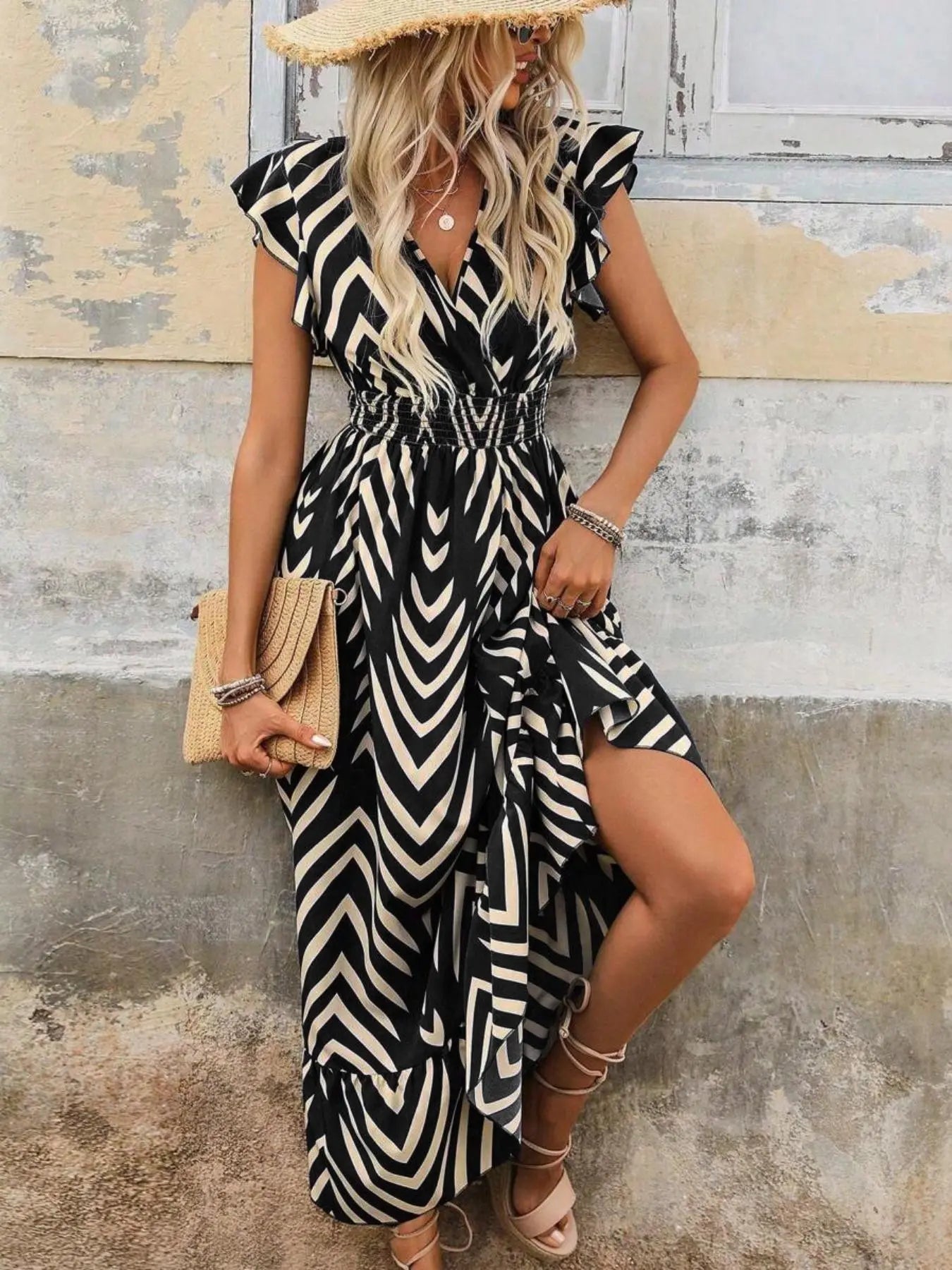 Robe longue fleurie décontractée col V, taille volantée, style bohème chic, manches courtes et ajustées, idéale pour les vacances printemps-été.