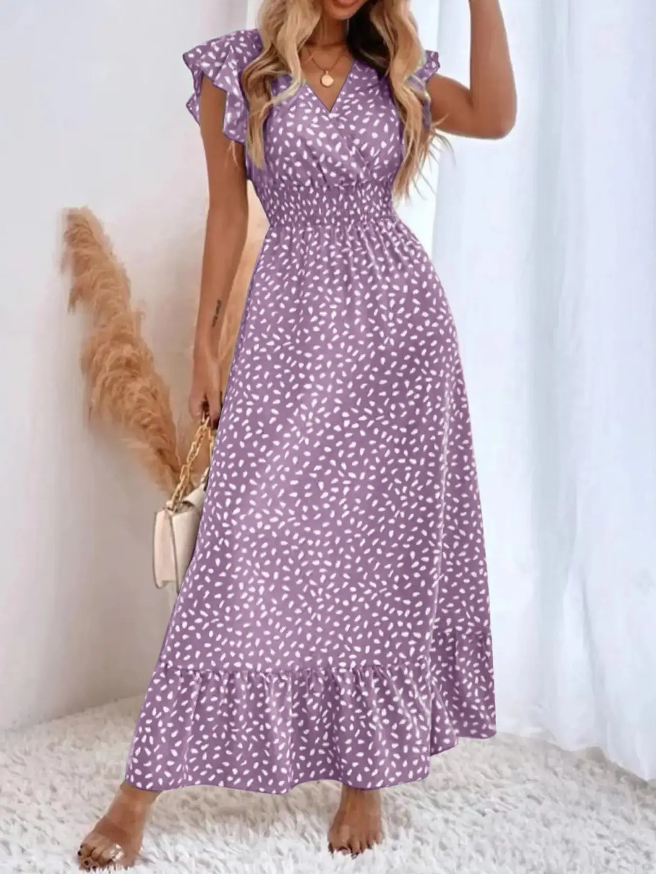 Robe longue fleurie décontractée col V, taille volantée, style bohème chic, manches courtes et ajustées, idéale pour les vacances printemps-été.