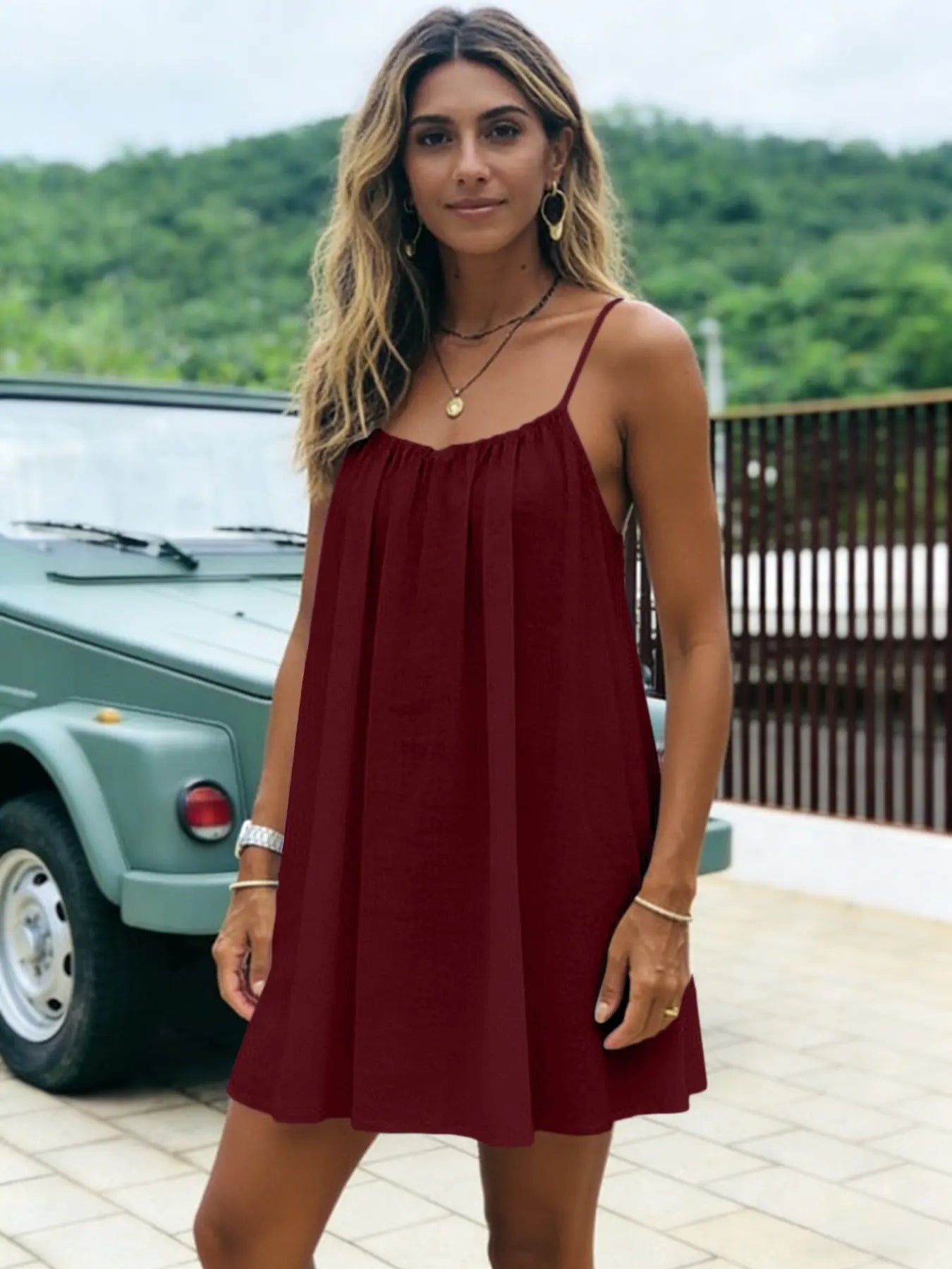 Nouvelle Robe Courte Unie à Fines Bretelles et Dos Nu