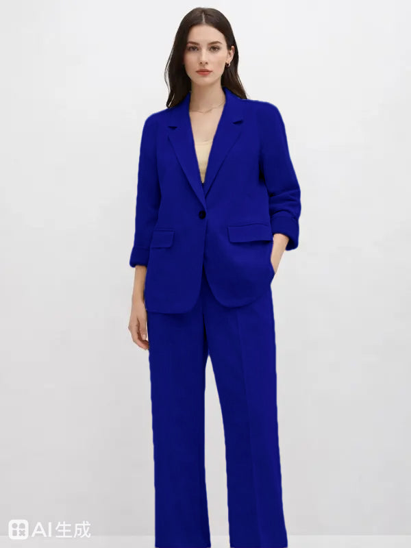 Costume en suède — Doté d'une silhouette fluide et moderne.