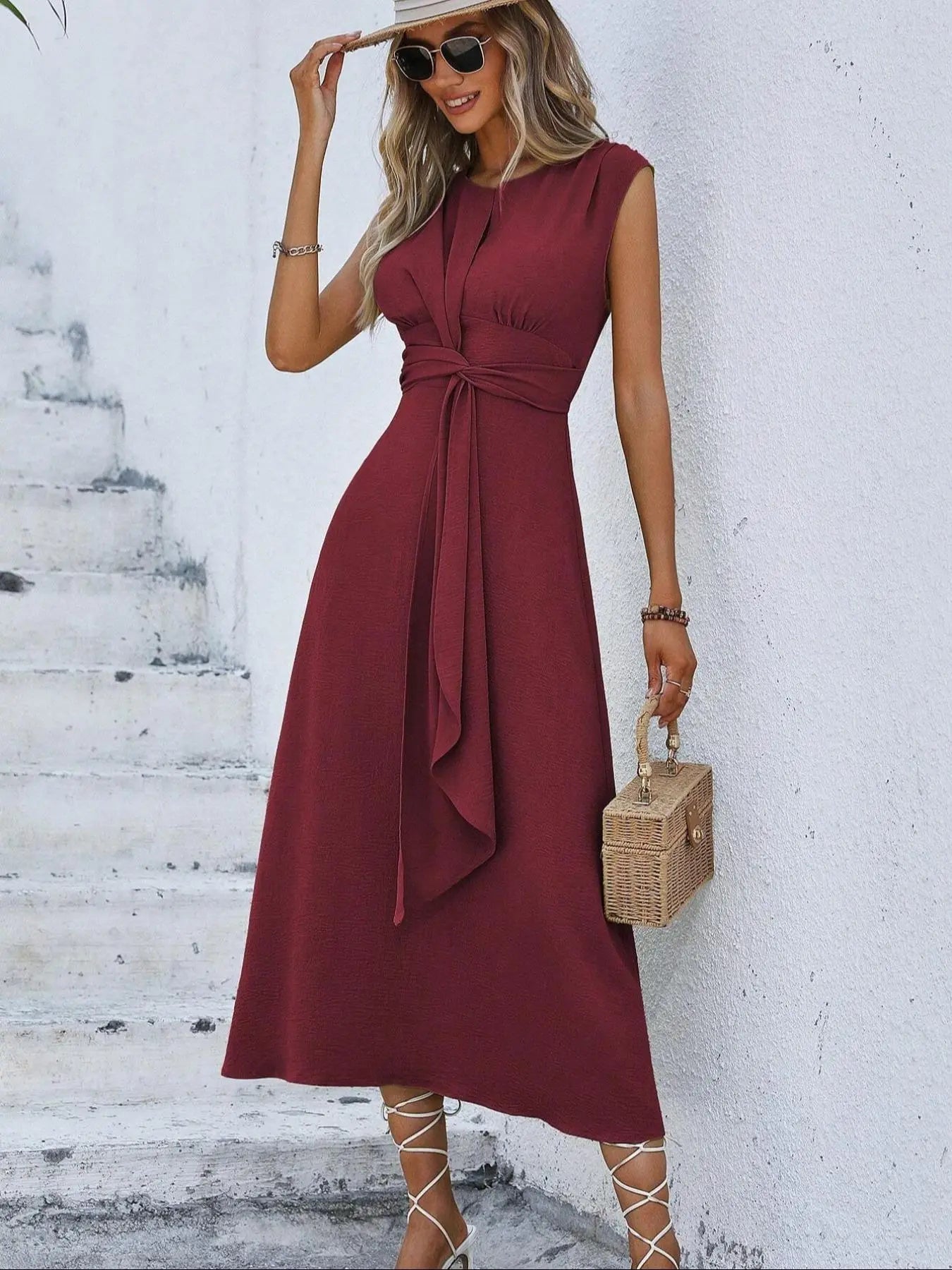Robe simple sans manches à col rond pour femme, design amincissant à l'avant, taille cintrée trapèze, parfaite pour les trajets quotidiens décontractés