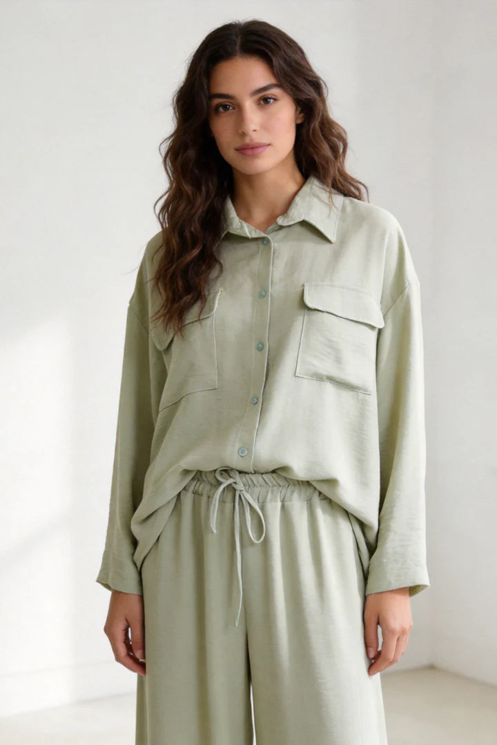 Ensemble deux-pièces : haut ample style chemise, pantalon ample, taille élastique.