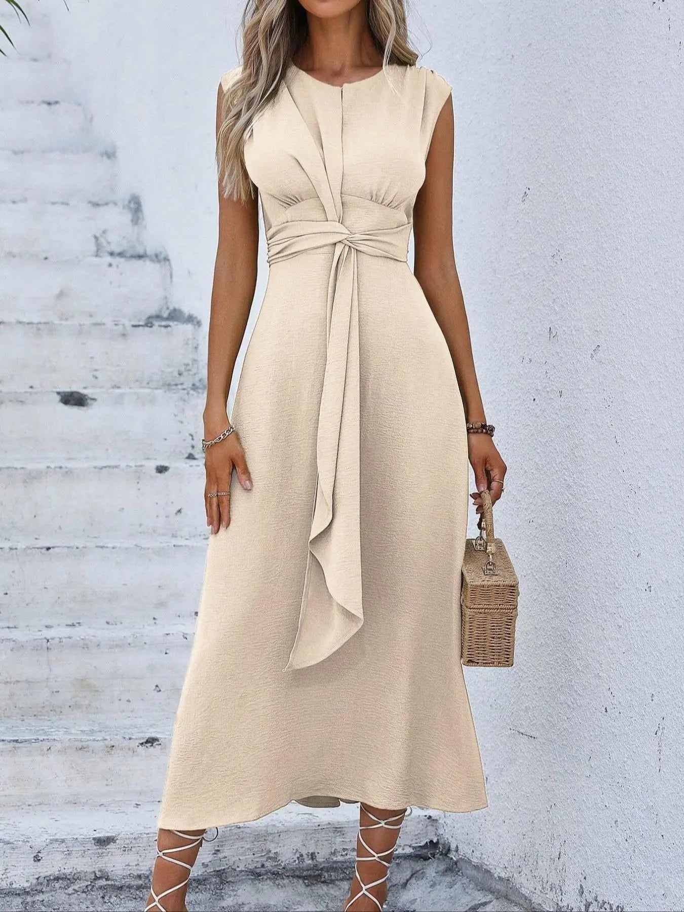 Robe simple sans manches à col rond pour femme, design amincissant à l'avant, taille cintrée trapèze, parfaite pour les trajets quotidiens décontractés