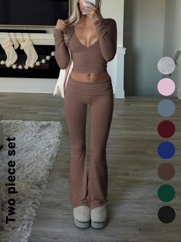Ensemble deux pièces col en V manches longues, coupe décontractée élégante, haut court et pantalon slim pour l'automne-hiver, tissu modéré, design couleur unie