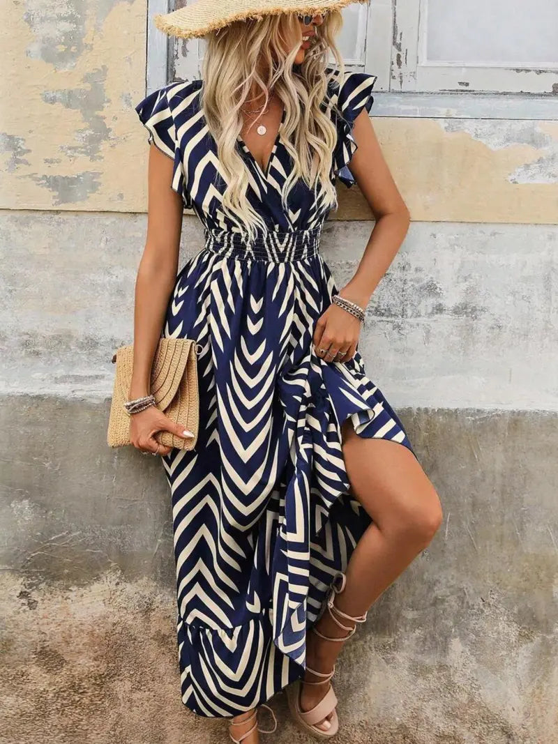 Robe longue fleurie décontractée col V, taille volantée, style bohème chic, manches courtes et ajustées, idéale pour les vacances printemps-été.