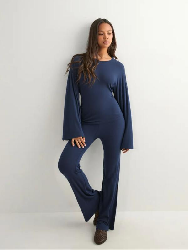 Ensemble décontracté pour femme : Haut à manches longues évasées et col rond, et pantalon droit à taille élastique, idéal pour le quotidien.