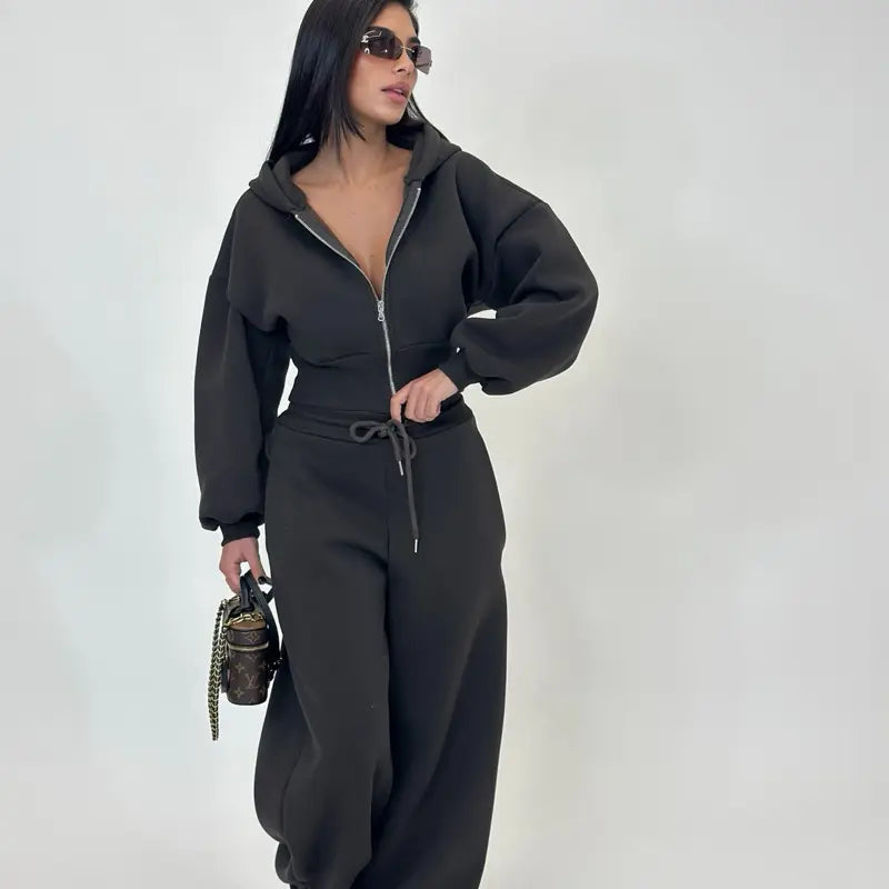 Ensemble de sport - Un survêtement deux pièces comprenant un sweat à capuche zippé à motif crocodile et un pantalon de jogging ample, doublé de molleton doux pour un confort optimal.