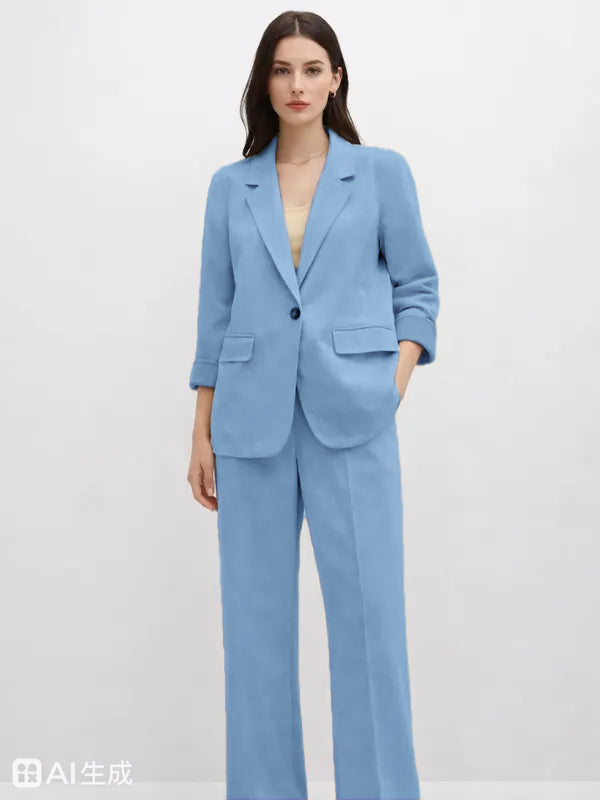 Costume en suède — Doté d'une silhouette fluide et moderne.