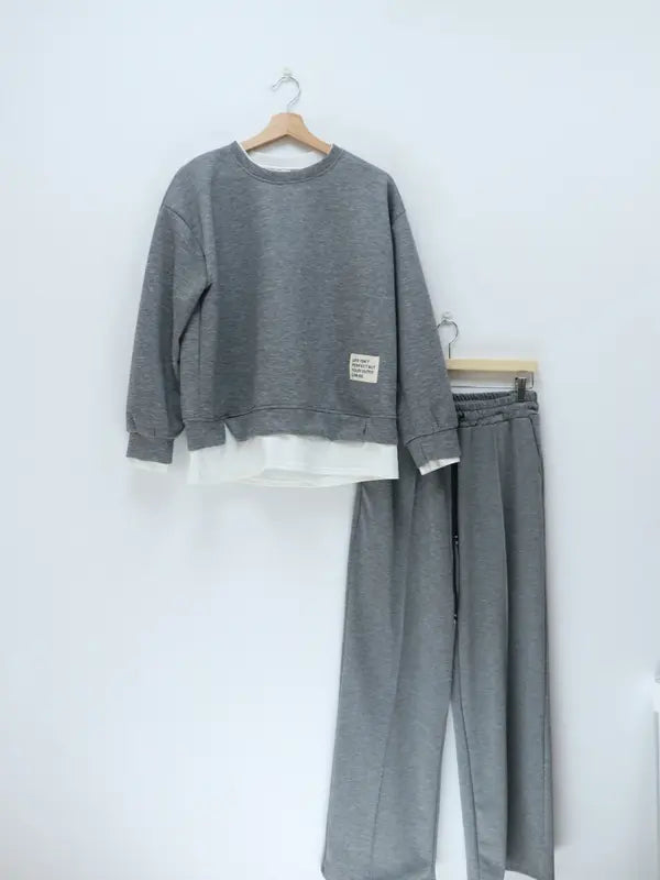 Survêtement pour femme : sweat à capuche et pantalon de survêtement, tenue décontractée, coupe droite simple.